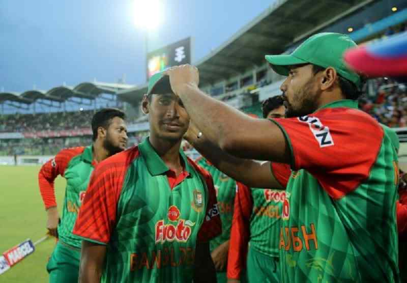 Mashrafe-giving-test-cap-to-Mustafizur-600x417