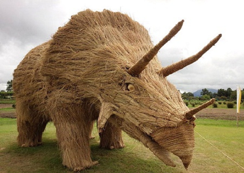 Artist-reuses-discarded-straw-to-make-amazing-dinosaur-sculptures11-650x487