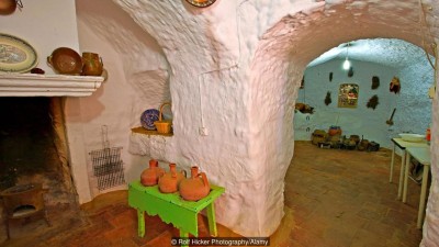 BGDK00 Interior of a cave dwelling in the town of Guadix, Province of Granada, Andalusia (Andalucia), Spain, Europe.